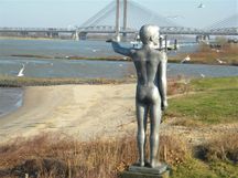 Monument bij de Waal in Zaltbommel dat de waterhoogte van 1995 laat zien