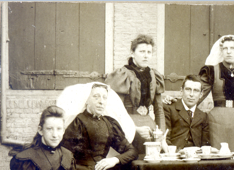 Anthonie en Neeltje (4e en 5e van links) Tholen, ca. 1900
