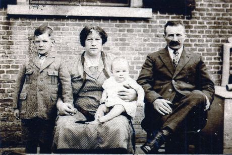 Huigje en Piet met Jacob en Huigje jr., Nieuw-Vosmeer, ca. 1930
